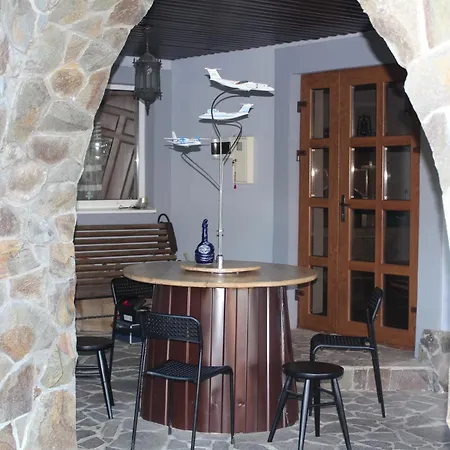 кімната з диваном Deliatyn